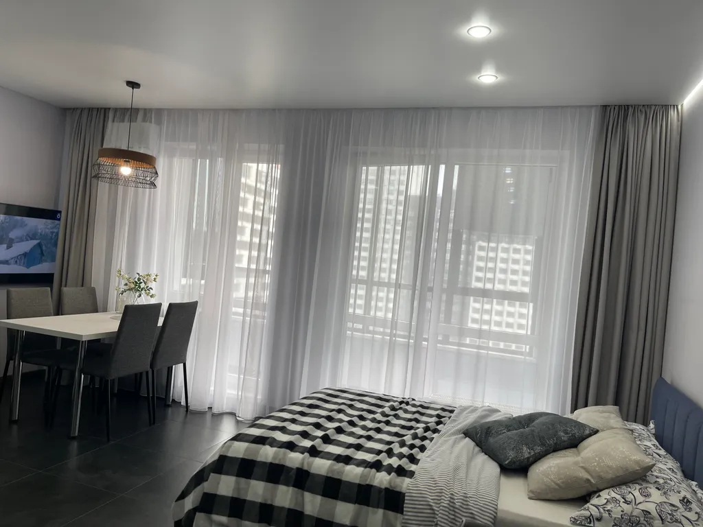 Просторная уютная студия с панорамным остеклением в тихий двор