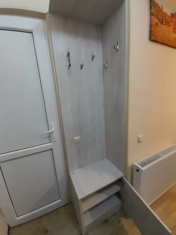 Уютная квартира у моря с видом с балкона на достопримечательности, ели и город