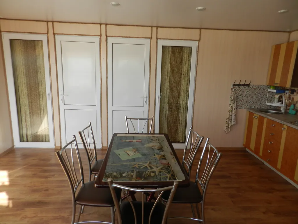 Домики на пляже Золотой Якорь с видом на море