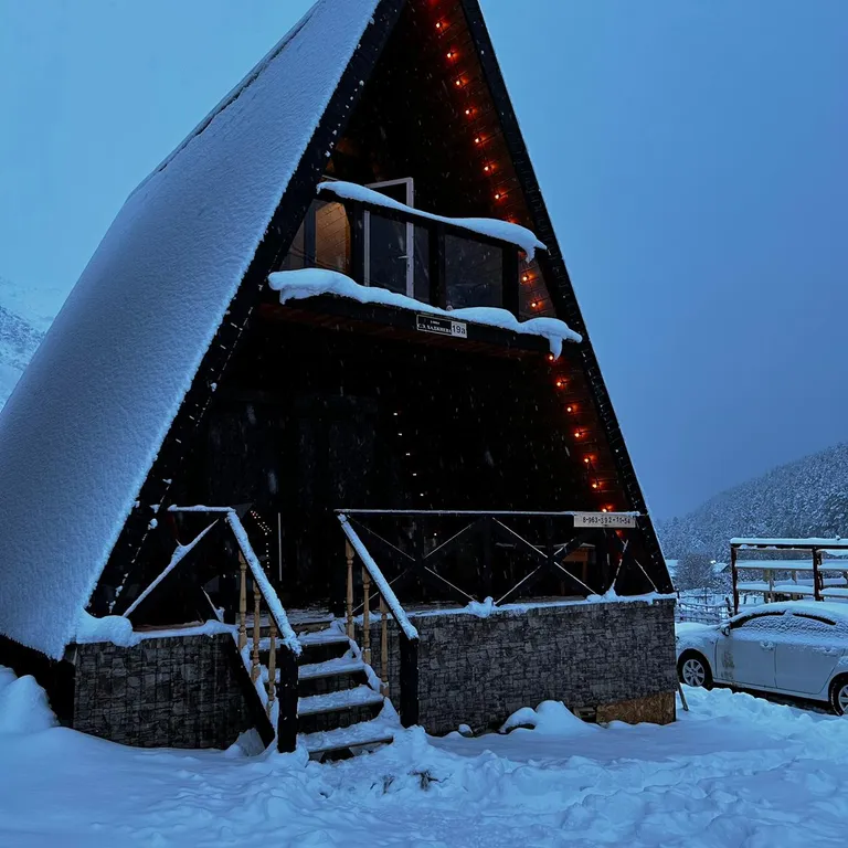 Домик с видом на горы