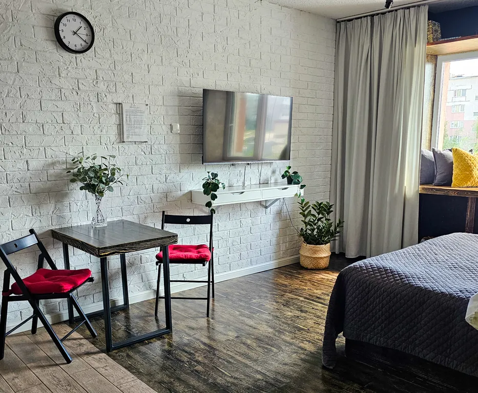 Студия с большой кроватью и ванной, кофемашиной и оплаченным кинотеатр