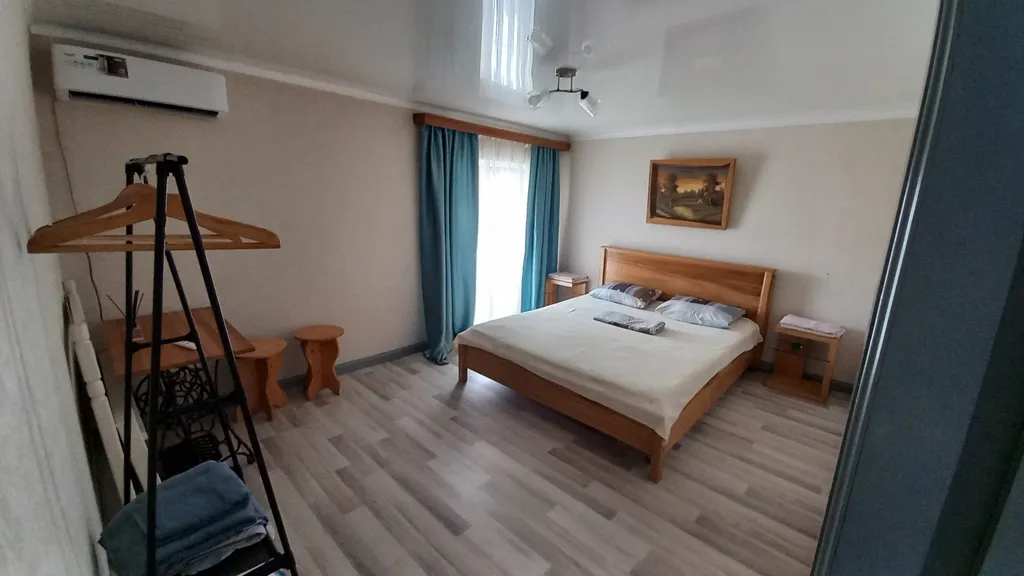 Уютный дом у набережной