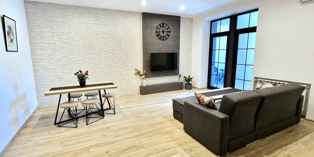 3-комнатная квартира с видом на парк у площади Республика