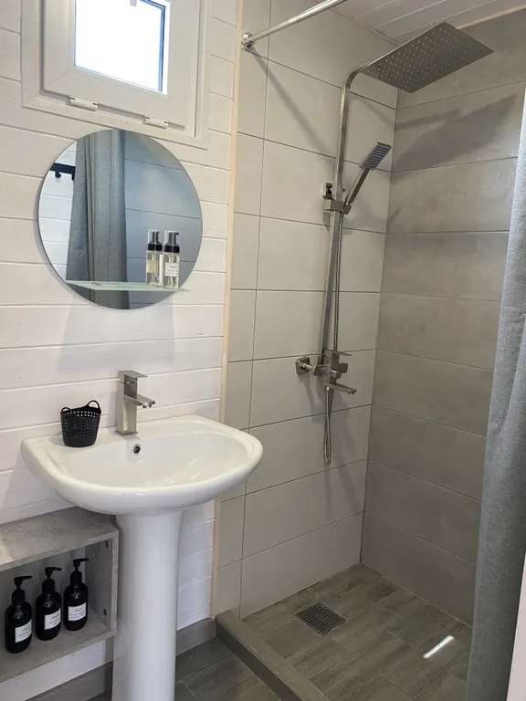 Домик с панорамными окнами и беседкой