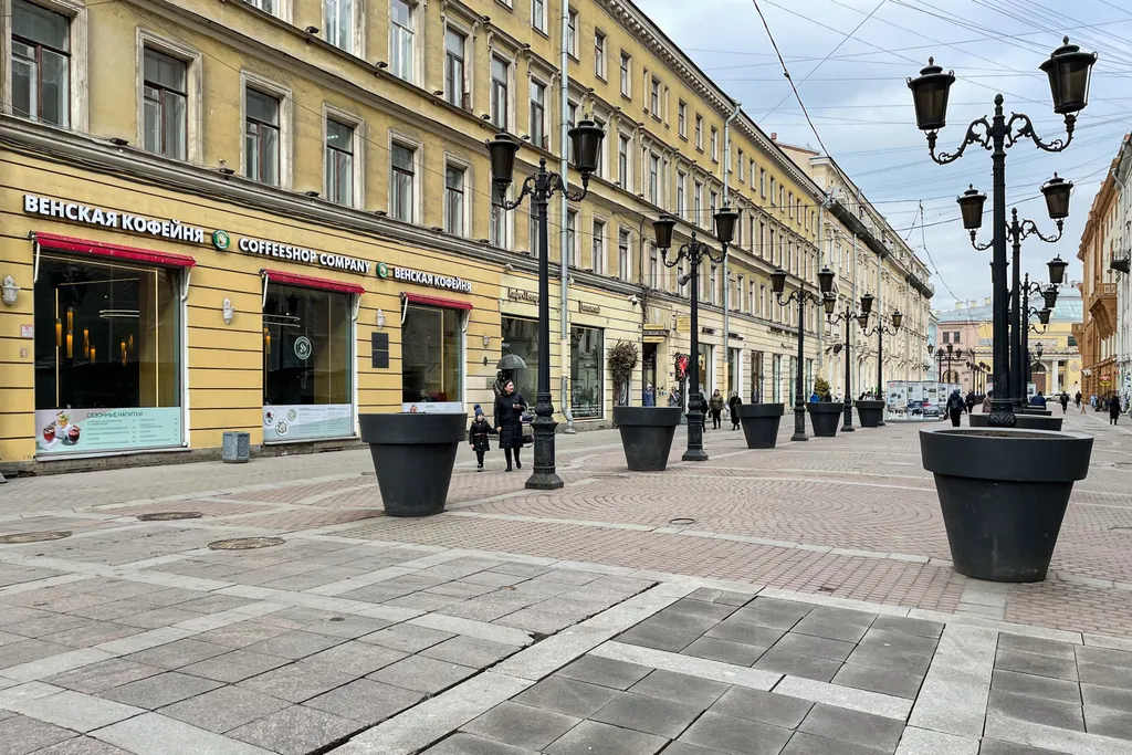 На Невском проспекте у Гостинного двора уютная квартира.