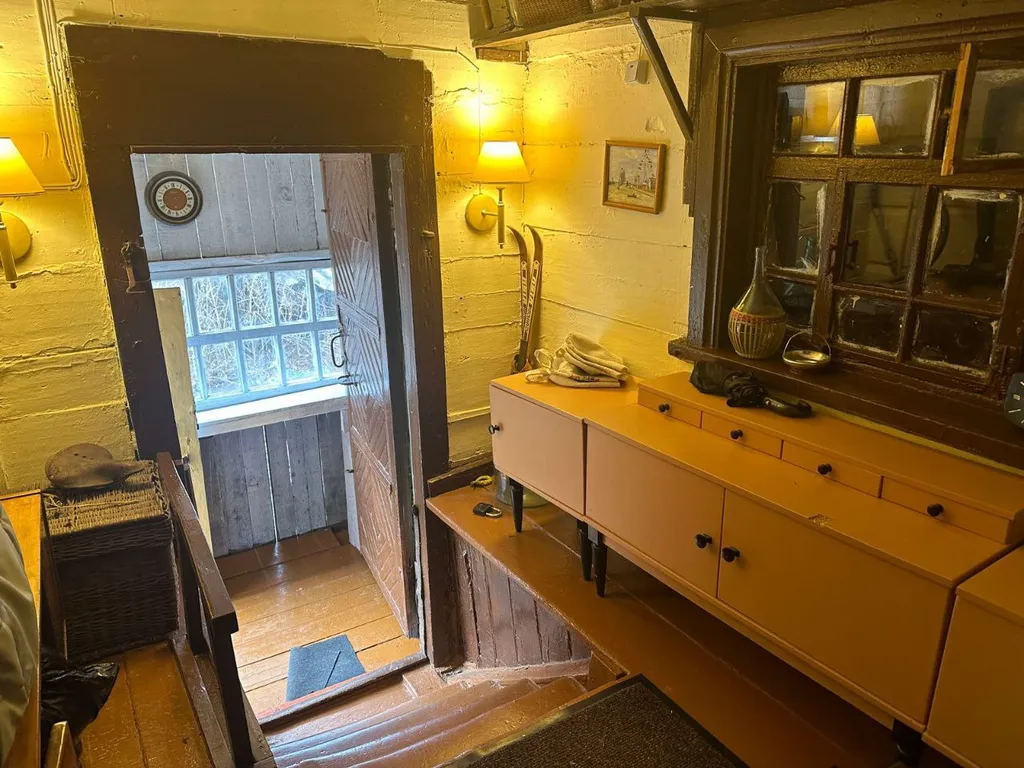 Восстановленная уютная русская изба со всеми удобствами