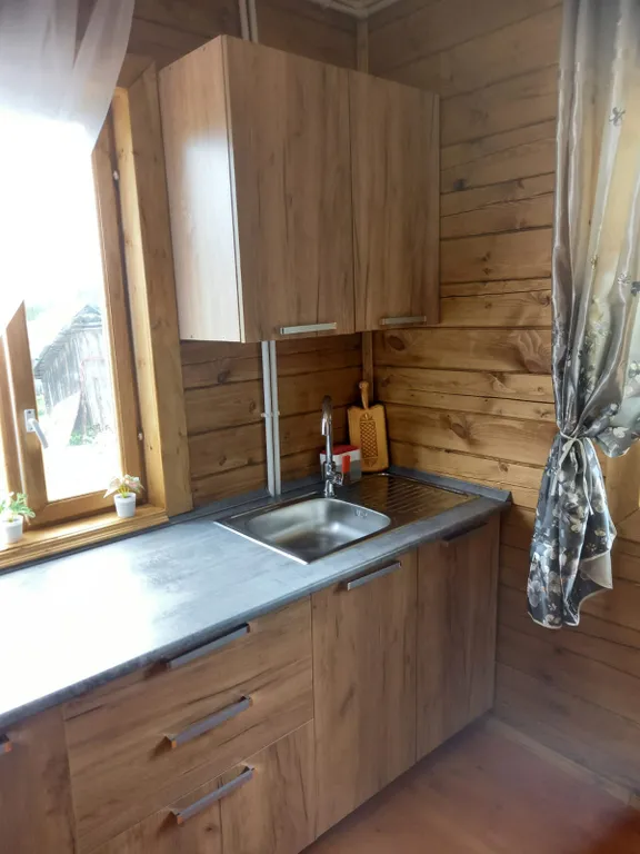 Уютный домик на берегу живописного озера