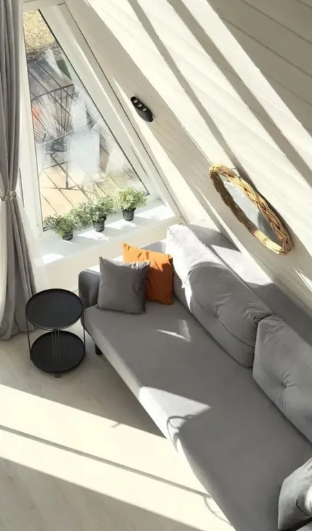 Дом в окружении леса с чаном и баней на территории