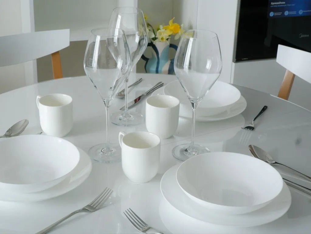 Новая дизайнерская квартира с видом на пруд