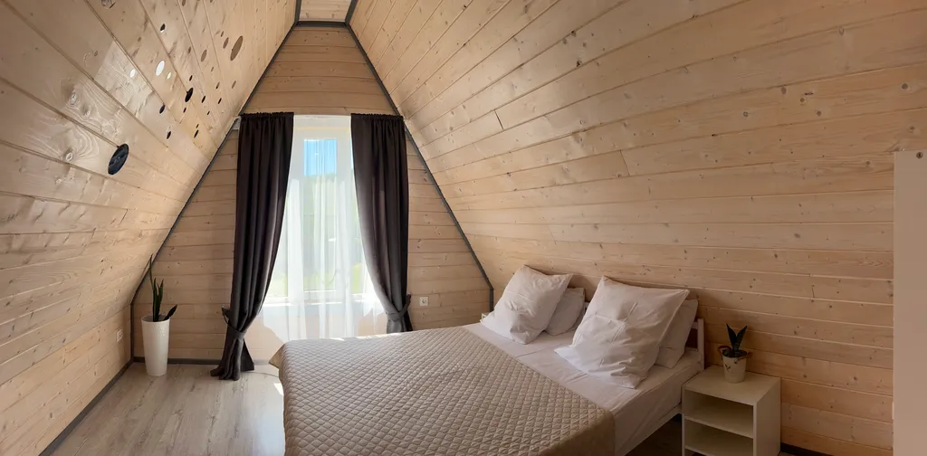 Дом А-Фрейм на берегу реки