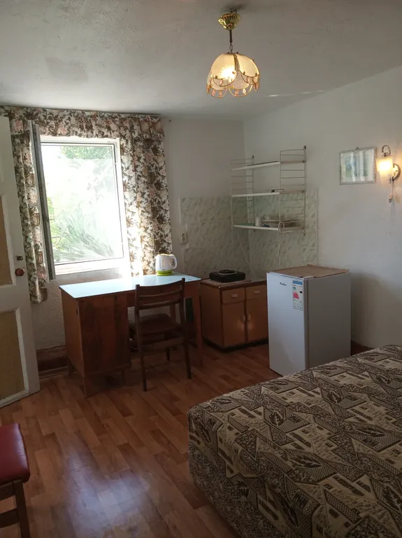 Прохладная комната в частном доме с садом