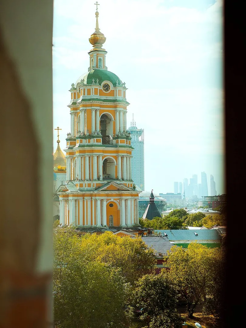 Из окна - вид на Новоспасский монастырь. 