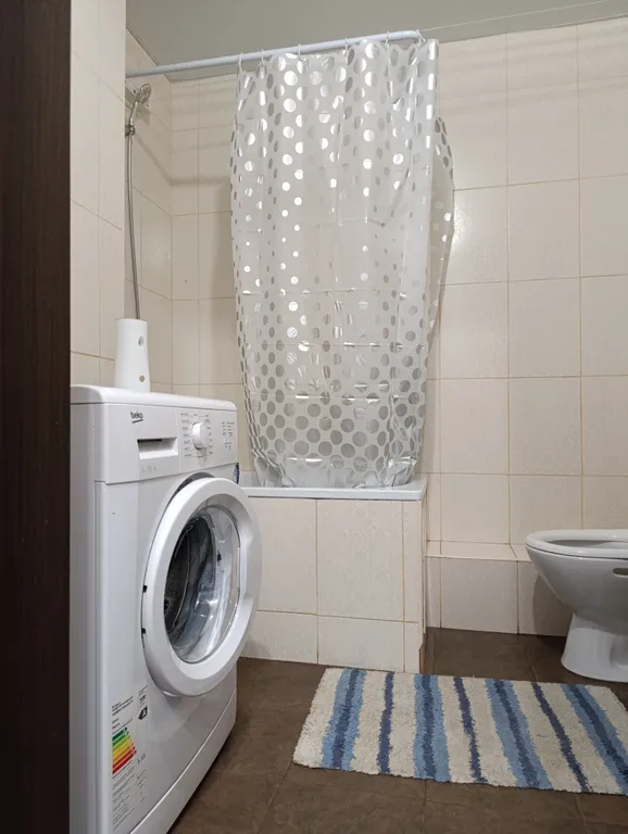 Студия рядом с остановкой трамвая