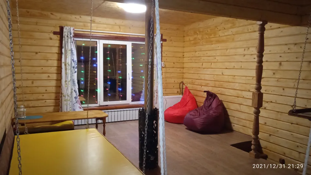 Большая студия для дружной компании с видом на сквер с белочками