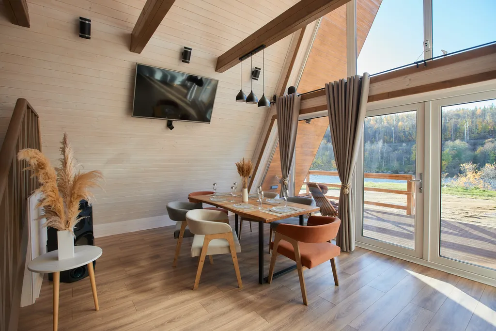 Большой дом для отдыха на берегу реки Кола