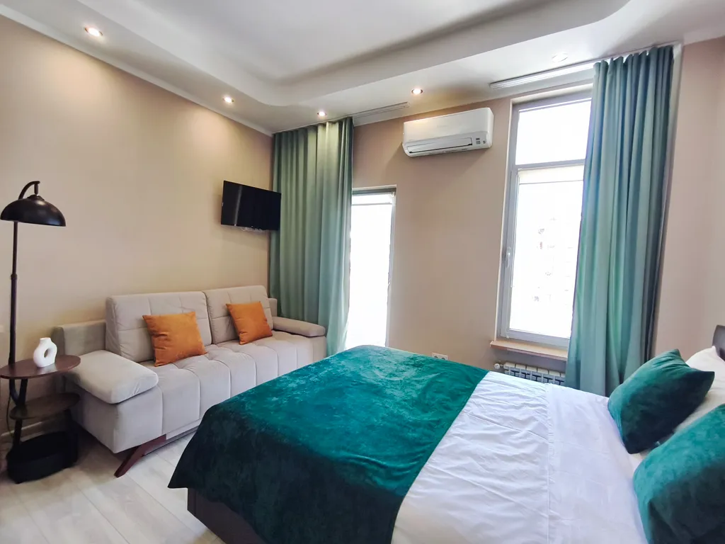 Стильная студия с балконом и  панорамным видом на горы