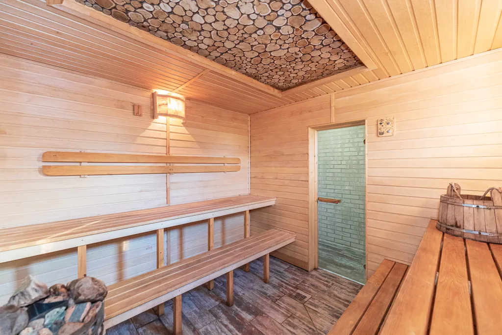 Дом с баней и бассейном