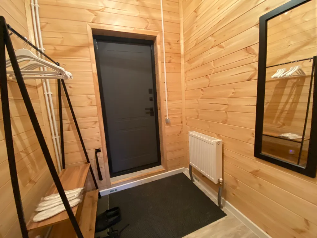 Домик у воды в окружении леса