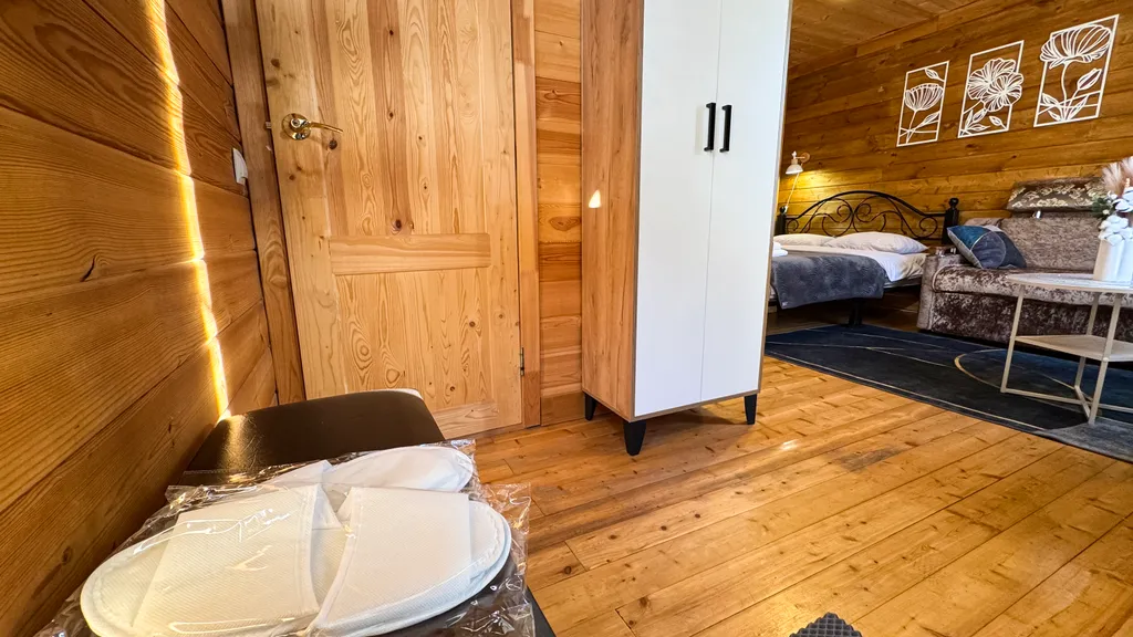 Часть дома с видом на горы