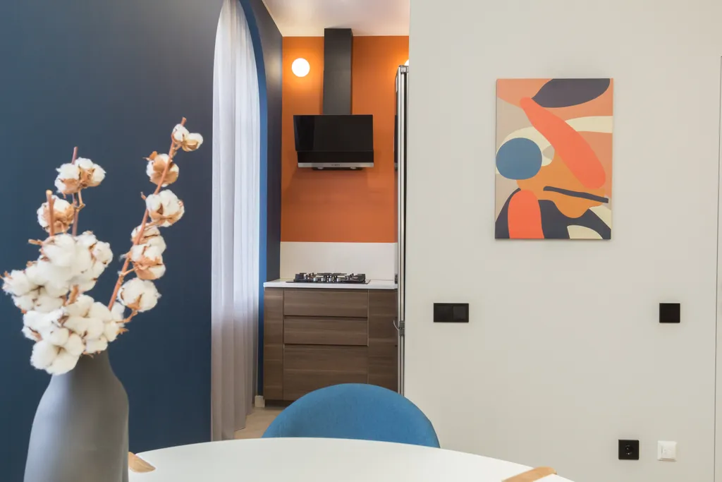 Величественная сталинка на набережной вокруг достопримечательностей