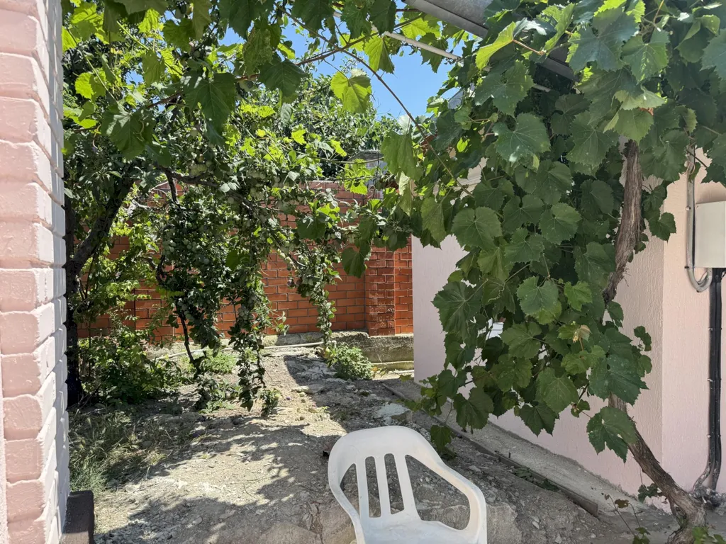 Четырёхкомнатный дом с двориком и мангалом – центр