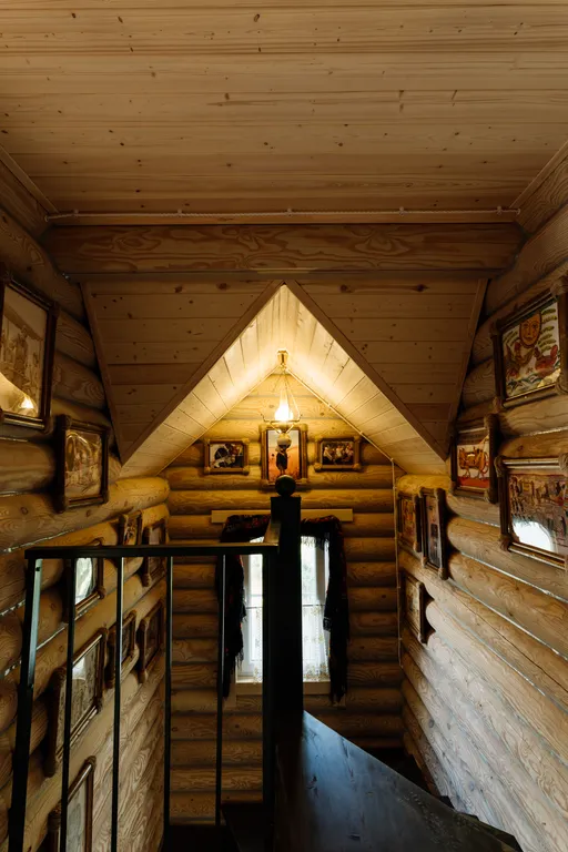 Двухэтажный сруб на берегу озера