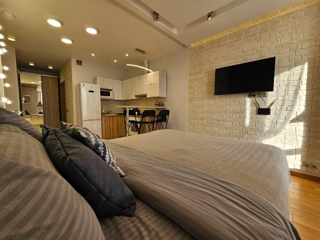 Стильная студия с панорамным окном на Борисовке White Lodging