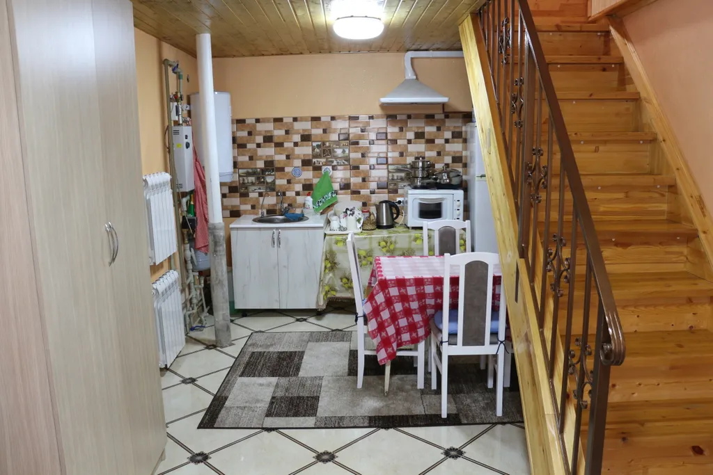 Дом в саду с баней и бассейном летом