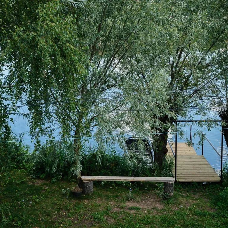 Домик прямо на берегу озера Тосканка