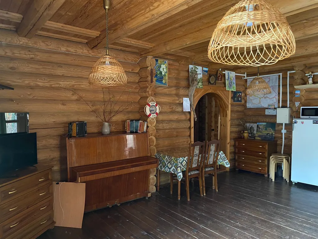 Двухспальные. С двумя раздельными кроватями. Душ и туалет рядом. Лес.