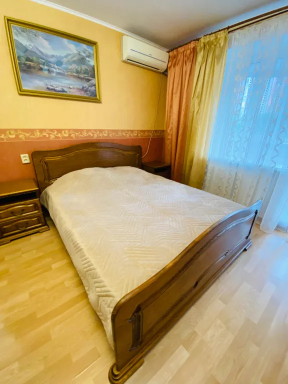 Большая 3-х комнатная квартира возле Ледовой арены в тихом районе