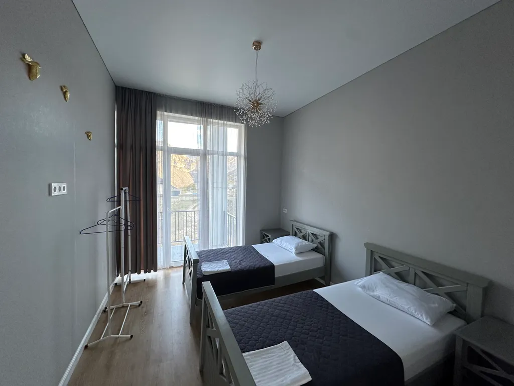 Второй этаж панорамного дома среди вершин