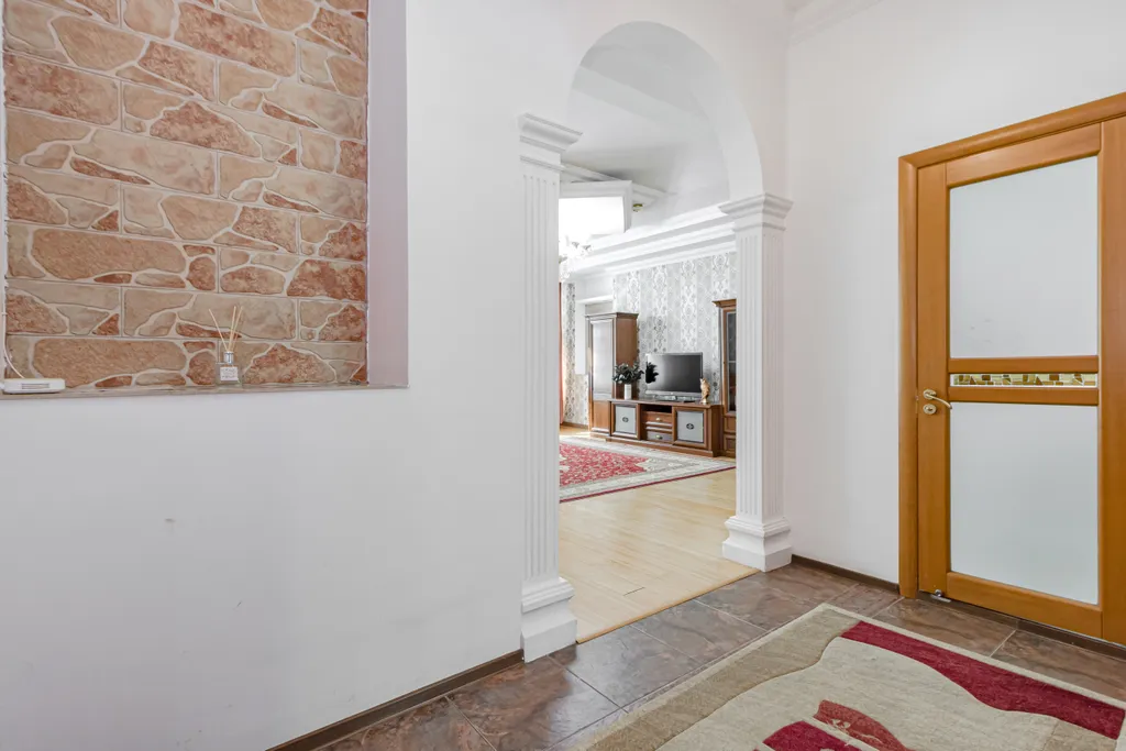 Рядом с Байтереком в золотом квадрате