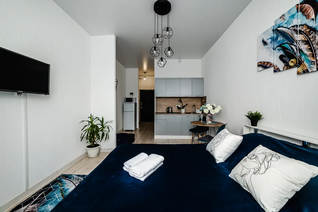 Новая просторная дизайнерская квартира-студия с высокими потолками