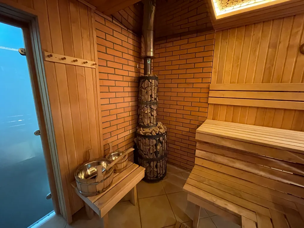 Домик на берегу озера