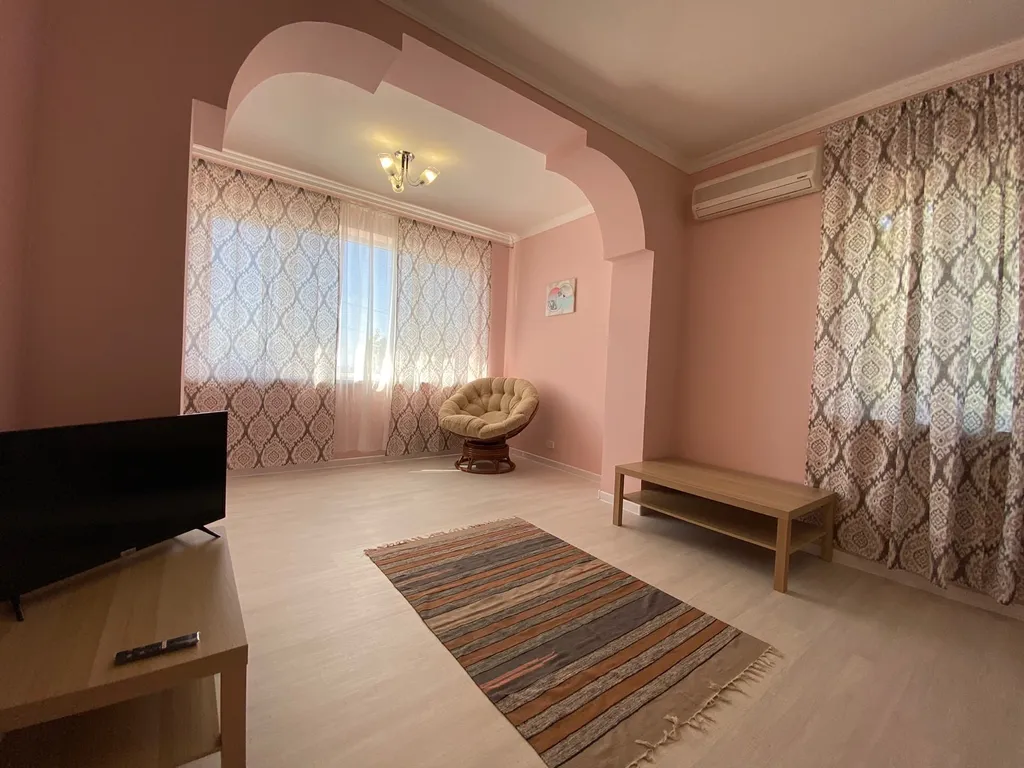 Вилла в сосновом бору с бассейном и видом на море и горы