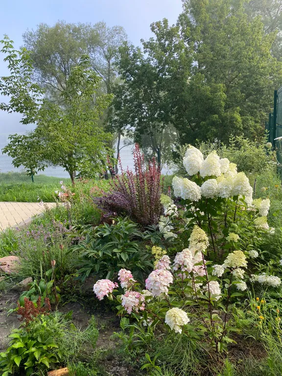 Современный уютный домик с камином на берегу реки Оки