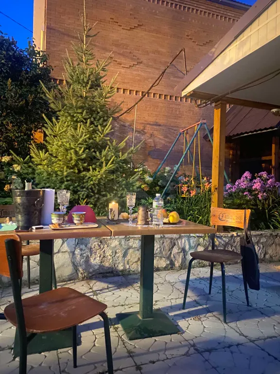 Уютный дом с можжевельником