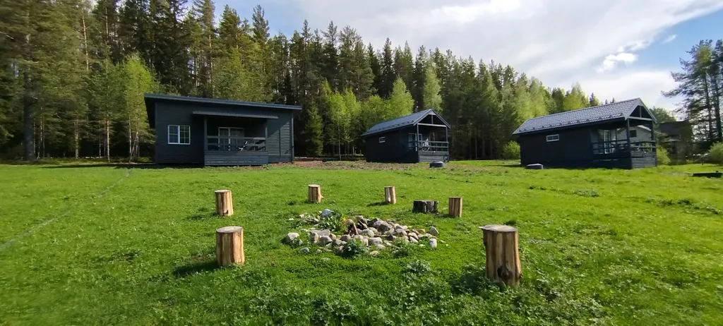 Домик на берегу реки