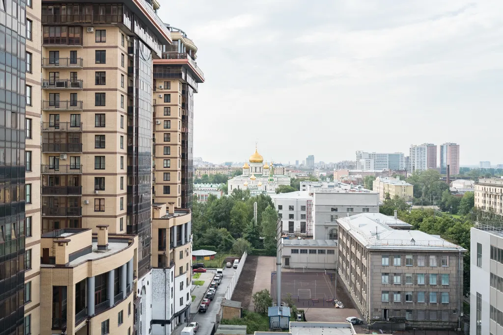 Красивый вид с балкона; центр рядом
