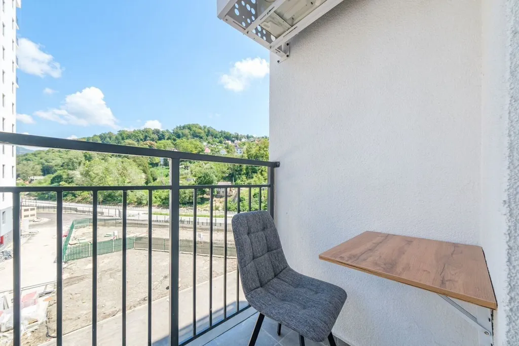 Стильная новая студия с видом на лес