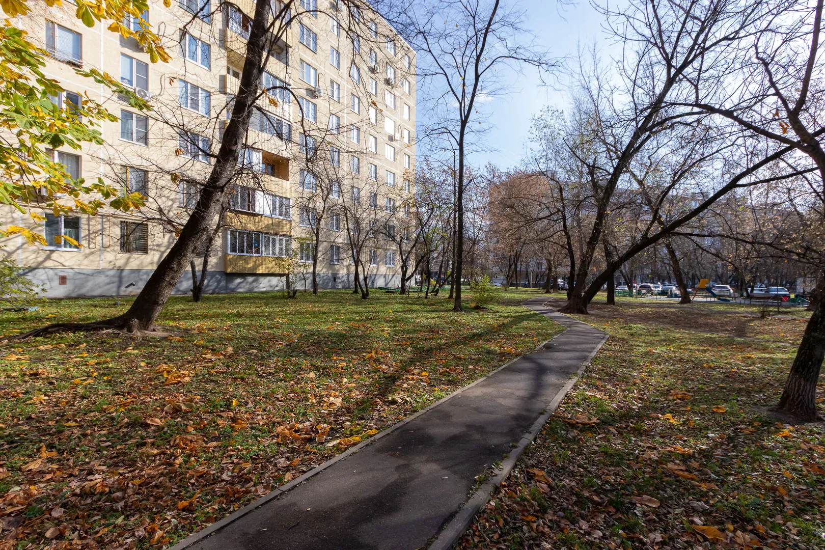 Прогулочная зона возле дома