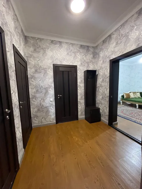 Дом у моря в окружении гор