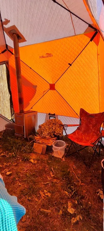 Дом-берлога в лесу с видом на горы