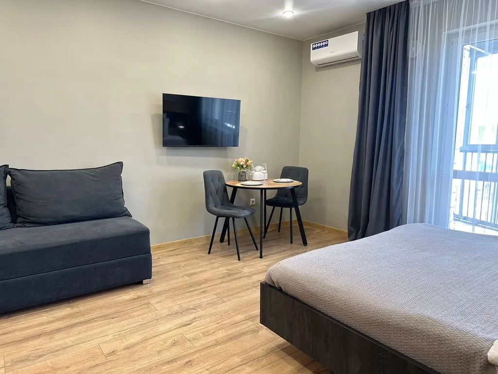 Современная студия с уютным интерьером в центре