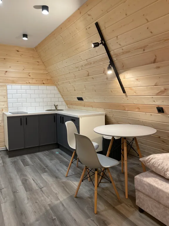 Глэмпинг в сосновом лесу