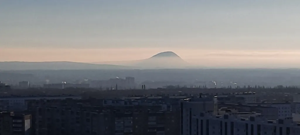 Смотровая квартира с панорамным видом на город с диваном и кроватью