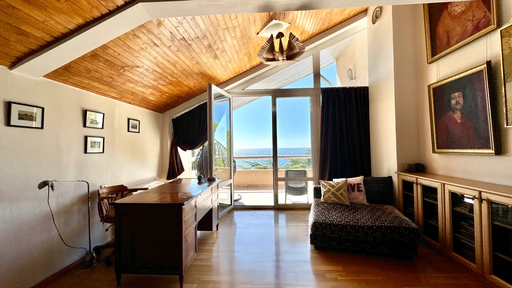 Дом у моря с личным парком, бассейном и сауной