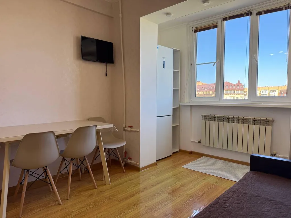 Светлая квартира с балконом и стильной гостиной