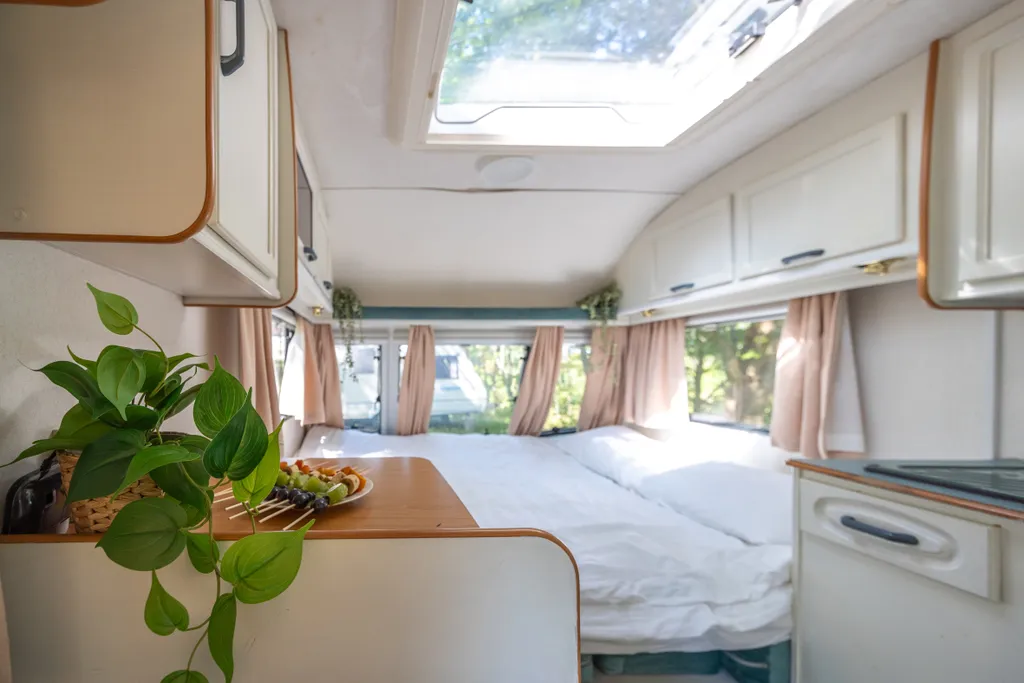 Семейный автодом возле озера